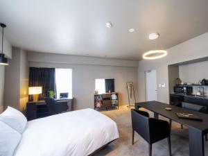 Postel nebo postele na pokoji v ubytování HOTEL PETIT SUITE SOGENJI ISHIMON