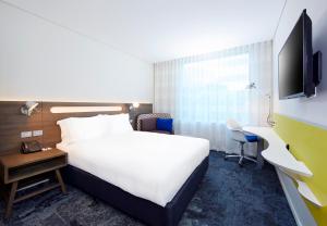 Ένα ή περισσότερα κρεβάτια σε δωμάτιο στο Holiday Inn Express Sydney Macquarie Park, an IHG Hotel