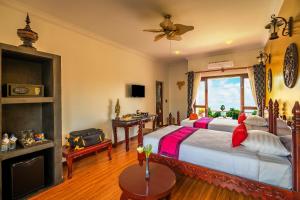 Postel nebo postele na pokoji v ubytování Beyond Yangon Inn