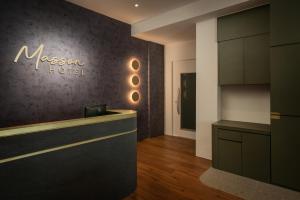 北赖Masson Hotel Butterworth的厨房墙上设有酒店标志