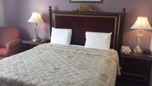 Tempat tidur dalam kamar di Americas Best Inn & Suites Urbana