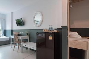 Postel nebo postele na pokoji v ubytování Chanita Hotel Chumphon