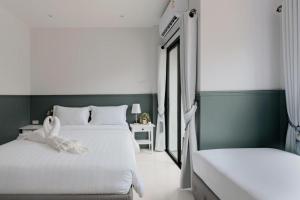 Postel nebo postele na pokoji v ubytování Chanita Hotel Chumphon