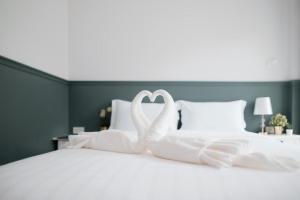 Postel nebo postele na pokoji v ubytování Chanita Hotel Chumphon