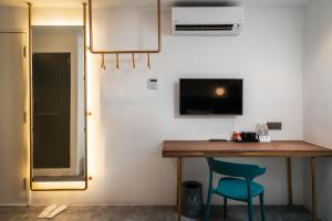 Masson Hotel Butterworth的电视和/或娱乐中心