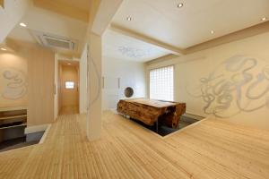 Habitación grande con una mesa de madera en el centro en Yuigahama 千世 en Kamakura