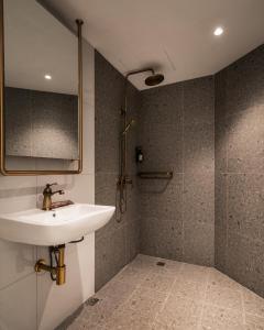 La salle de bains est pourvue d'un lavabo et d'un miroir. dans l'établissement Masson Hotel Butterworth, à Perai