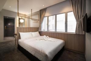 北赖Masson Hotel Butterworth的一间带大床和大窗户的卧室