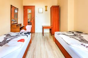2 camas en una habitación con escritorio y silla en Babel Hostel, Dworzec PKP, Rynek, en Wroclaw