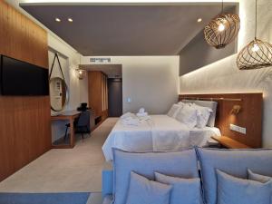 TV a/nebo společenská místnost v ubytování Colonides Beach Hotel