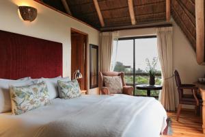 Un dormitorio con una cama grande con una ventana grande. en The House of Braganza, en Kommetjie 39 fotos más