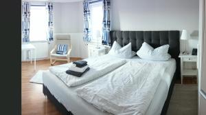 sypialnia z dużym łóżkiem z szarym zagłówkiem w obiekcie Hansenhof w mieście Kappeln