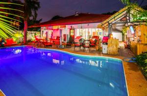 basen przed domem w nocy w obiekcie Siri Villas Pattaya w mieście Jomtien Beach