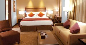 سرير أو أسرّة في غرفة في فندق كراون بلازا المدينة