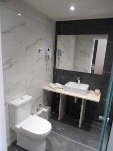 A bathroom at Frosini Gardens Még 29 kép
