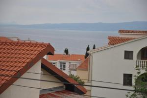 una vista del océano desde los tejados de los edificios en Apartments Villa Macola, en Trogir