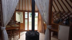 een kamer met een open haard in het midden van een kamer bij Camping Het Vossenhol in Ermelo +46 foto's