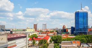 uma vista para uma cidade com edifícios altos em Markstadt Hotel em Chelyabinsk