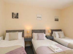 Zimmer mit 2 Betten und 2 Lampen an der Wand in der Unterkunft St Heliers in Blackpool