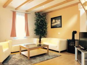 salon z białymi kanapami i telewizorem w obiekcie Hotel Waldhorn w Stuttgarcie