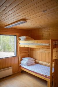 Двухъярусная кровать или двухъярусные кровати в номере Motelli Rovaniemi