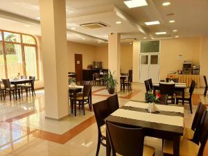 
A restaurant or other place to eat at C Comfort Hotel & Wellness
