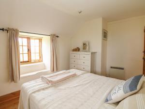 Postel nebo postele na pokoji v ubytování Higher Roskorwell Cottage