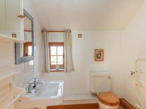 Koupelna v ubytování Higher Roskorwell Cottage + 13 fotografií