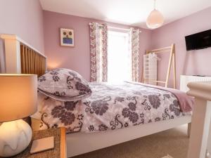 1 dormitorio con paredes rosas y 1 cama con almohadas en Morawel Fach, en Newport