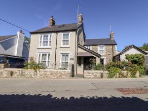 una casa grande con una valla delante en Morawel Fach, en Newport