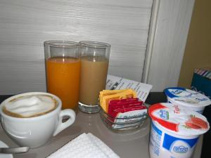 una mesa con dos tazas de café y algunas bebidas en Palazzo Ducale, en San Severo