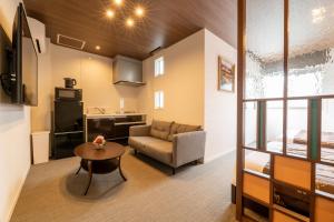 uma pequena sala de estar com um sofá e uma mesa em GRAND BASE Nagasaki Chukagai em Nagasaki
