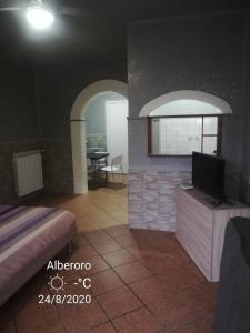 Zimmer mit einem Bett und einem TV auf der Theke in der Unterkunft Affittacamere New Lifestyle in Alberoro
