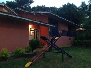 ein Haufen Baseballschläger vor einem Haus in der Unterkunft Pousada Vista Verde in Cunha