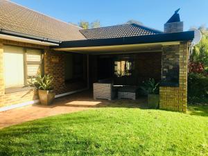 Casa de ladrillo con patio y sofá en Villa Bon Chretien, en Stellenbosch