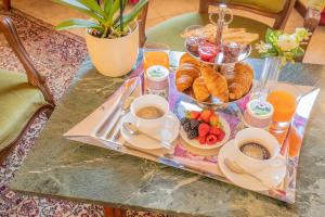 ein Tablett mit Frühstückslebensmitteln und Kaffee auf dem Tisch in der Unterkunft Corte Realdi Verona in Verona
