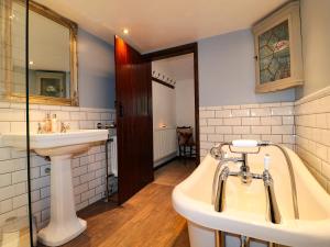 une salle de bains avec baignoire et lavabo dans l'établissement Hoobrook Cottage, à Leek 23 autres photos