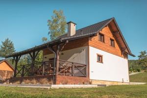 una grande casa con tetto di gambero di WANATÓWKA a Korczyna