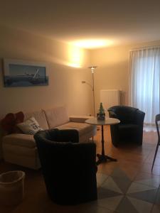 un salon avec un canapé et une table dans l'établissement Hotel Die Friesenhalle, à Bredstedt