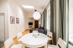 een woonkamer met een witte tafel en stoelen bij Native Apartments Czysta 5 in Krakau