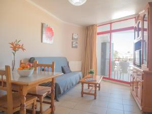 TV a/nebo společenská místnost v ubytování Apartamentos Marineu Playa Romana