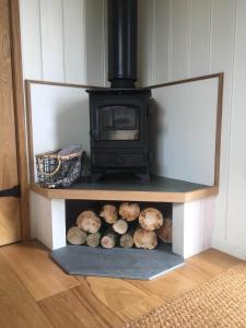 a stove with mushrooms on a shelf in a room at 40 Bernisdale - Shepherds Hut in Skeabost