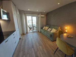 salon z kanapą i stołem w obiekcie Del Parque Flats Flores Premium w Maladze