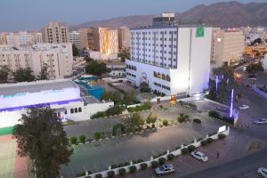 vista aerea di una città con un edificio di Hotel Muscat Holiday a Mascate