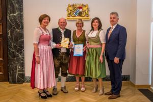 un grupo de personas posando para una foto con un premio en Ederhof, en Schöllnach