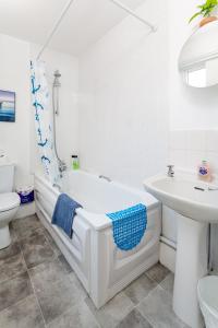 Kylpyhuone majoituspaikassa Cosy Anfield Guesthouse - FREE parking
