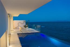 una piscina con vista sull'oceano di Maison Dedine- SmallLuxuryHotels -Adults Only a Sidi Bou Saïd