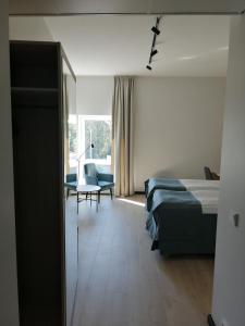 een slaapkamer met een bed, een stoel en een raam bij Pilot Airport Hotel in Vantaa