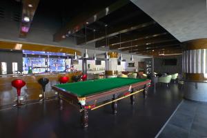 un tavolo da biliardo in una stanza con bar di Hotel Muscat Holiday a Mascate