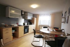 Kuchyň nebo kuchyňský kout v ubytování Ferienwohnung Ulrichstein/ Bobenhausen II